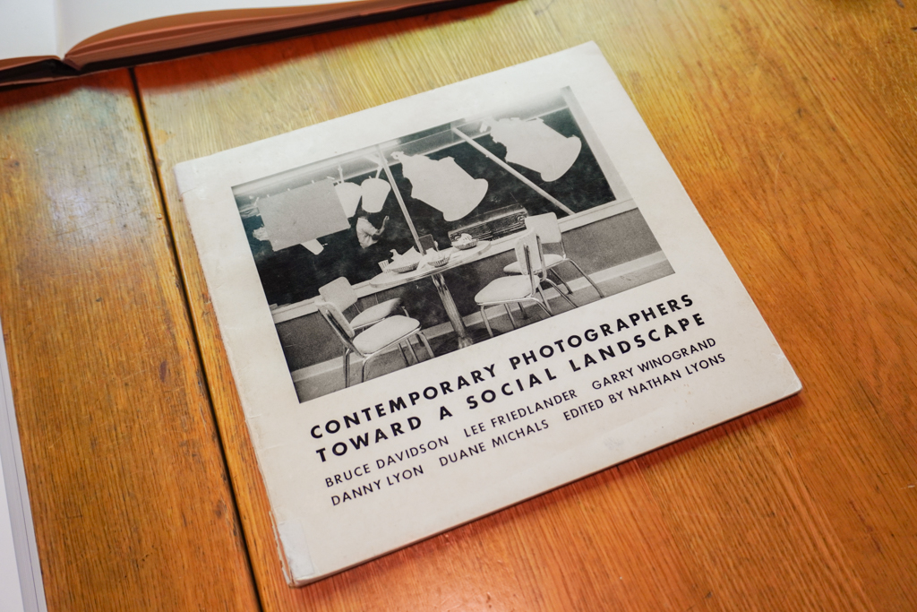 Contemporary Photographers; Toward a Social Landscape（1966年／Nathan Lyons）